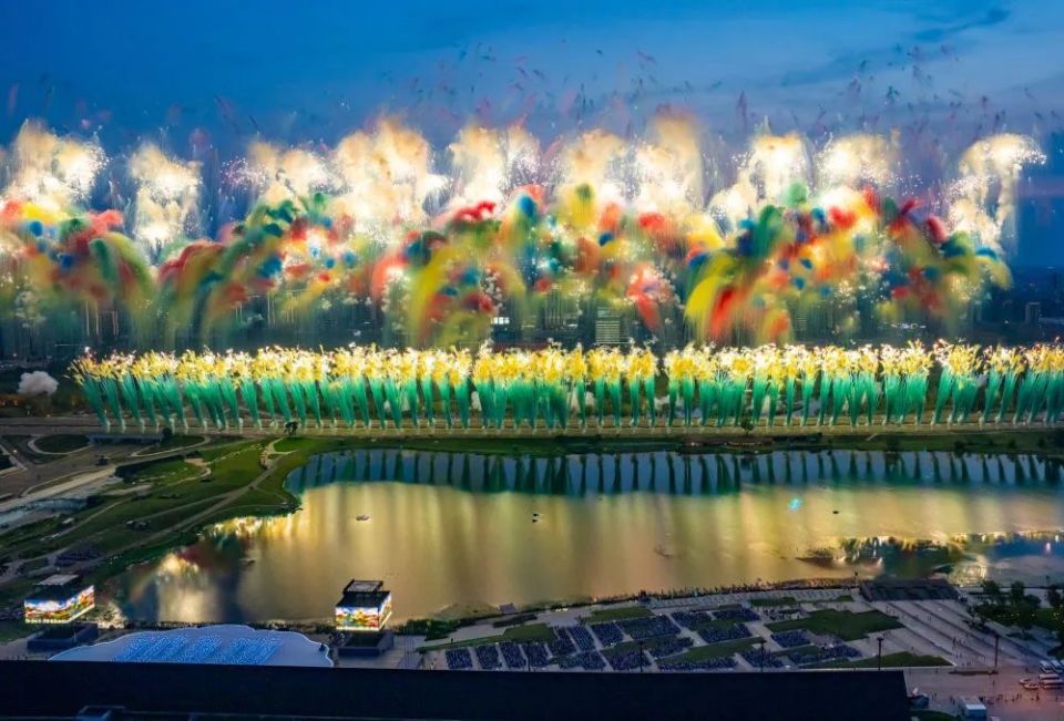 届世运会主, 背靠, inews