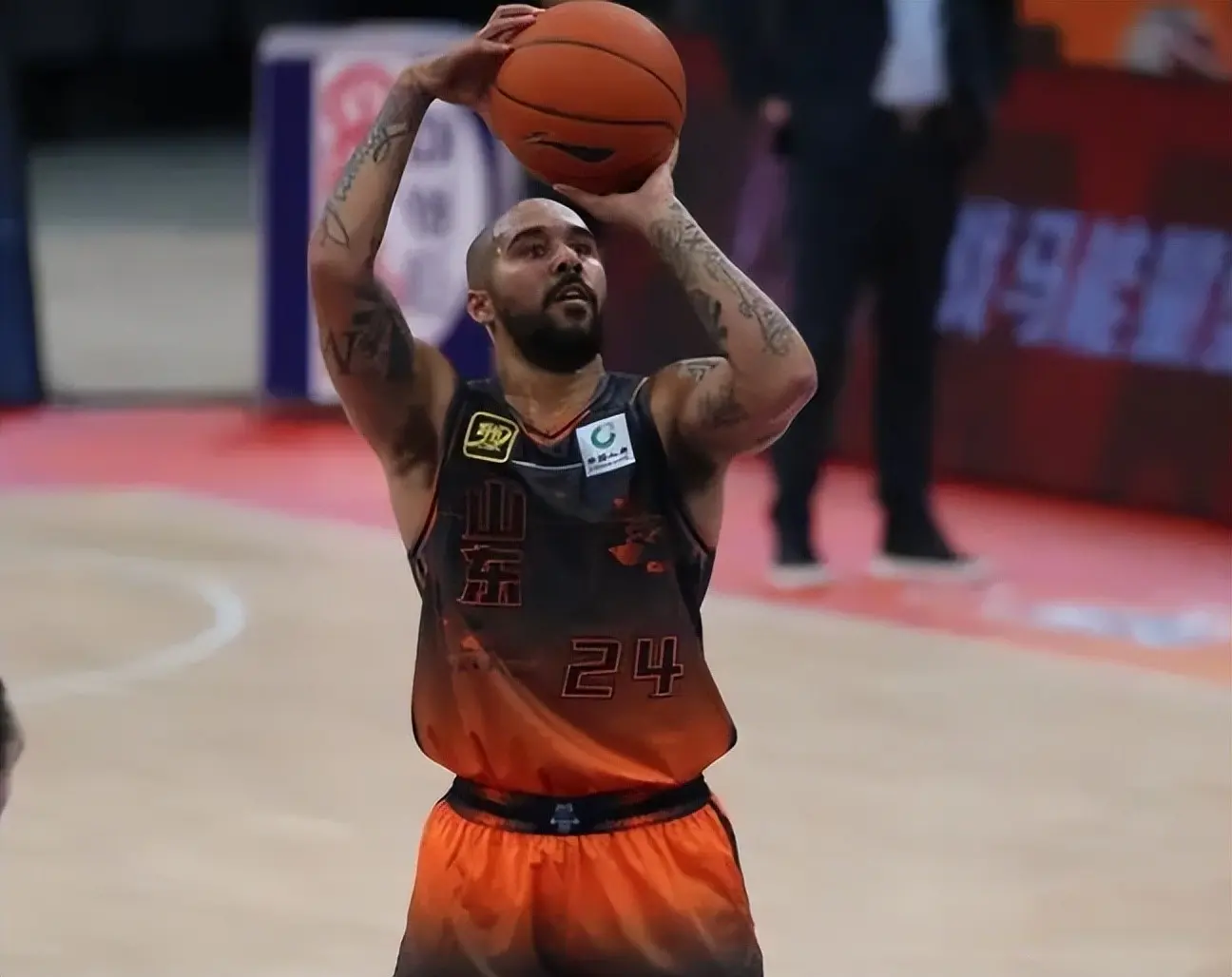 在去了新疆, 在上赛季, 看摩尔的表